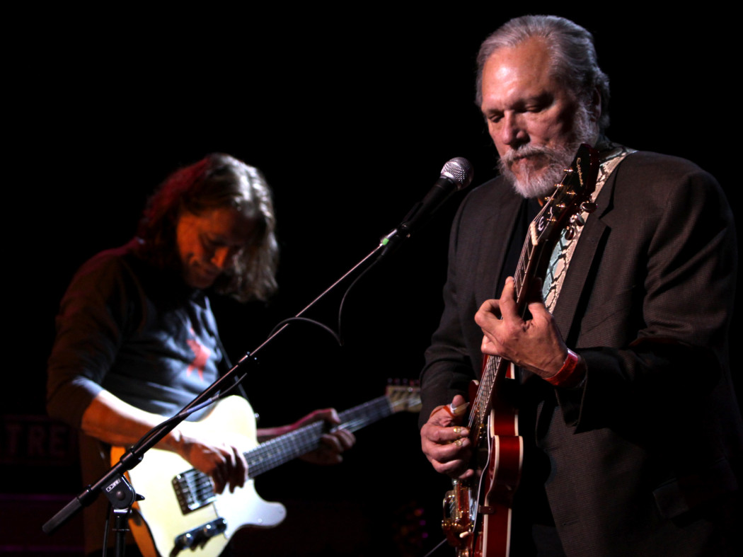 http://thebluesmobile.com/wp-content/uploads/2015/02/Jorma-Kaukonen-Robbin-Ford-photo-Michael-G.-Stewart-1050x787.jpg